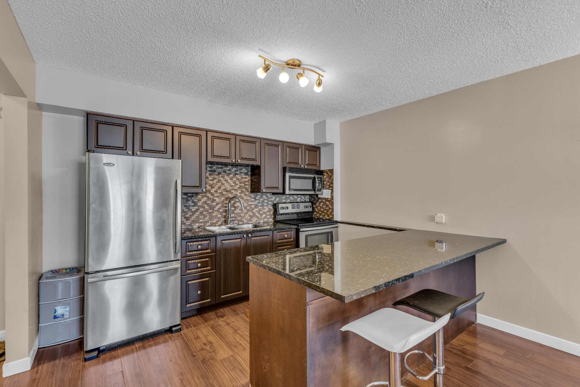 萨大10分钟｜顶楼一房翻新公寓火热出售！—— 林与唐地产 - 4